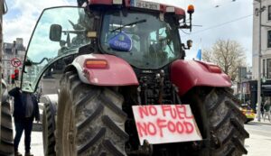 Fuel tankers regain access to Irish oil refinery Fuel tankers regain access to Irish oil refinery