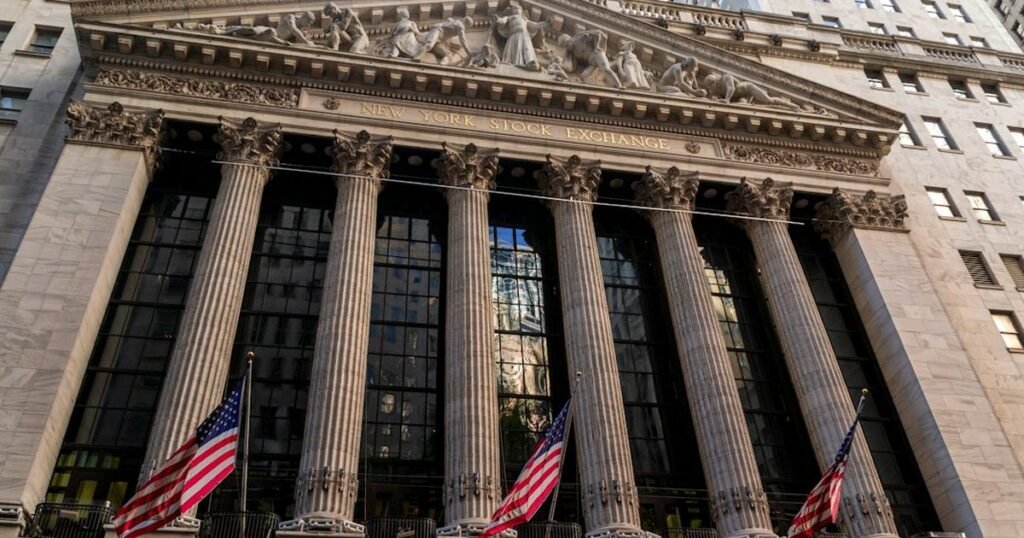Dow Rises 1% As Tech Stocks Lag Behind